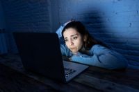 Internet et anxiété : les filles plus touchées, selon l’UdeS